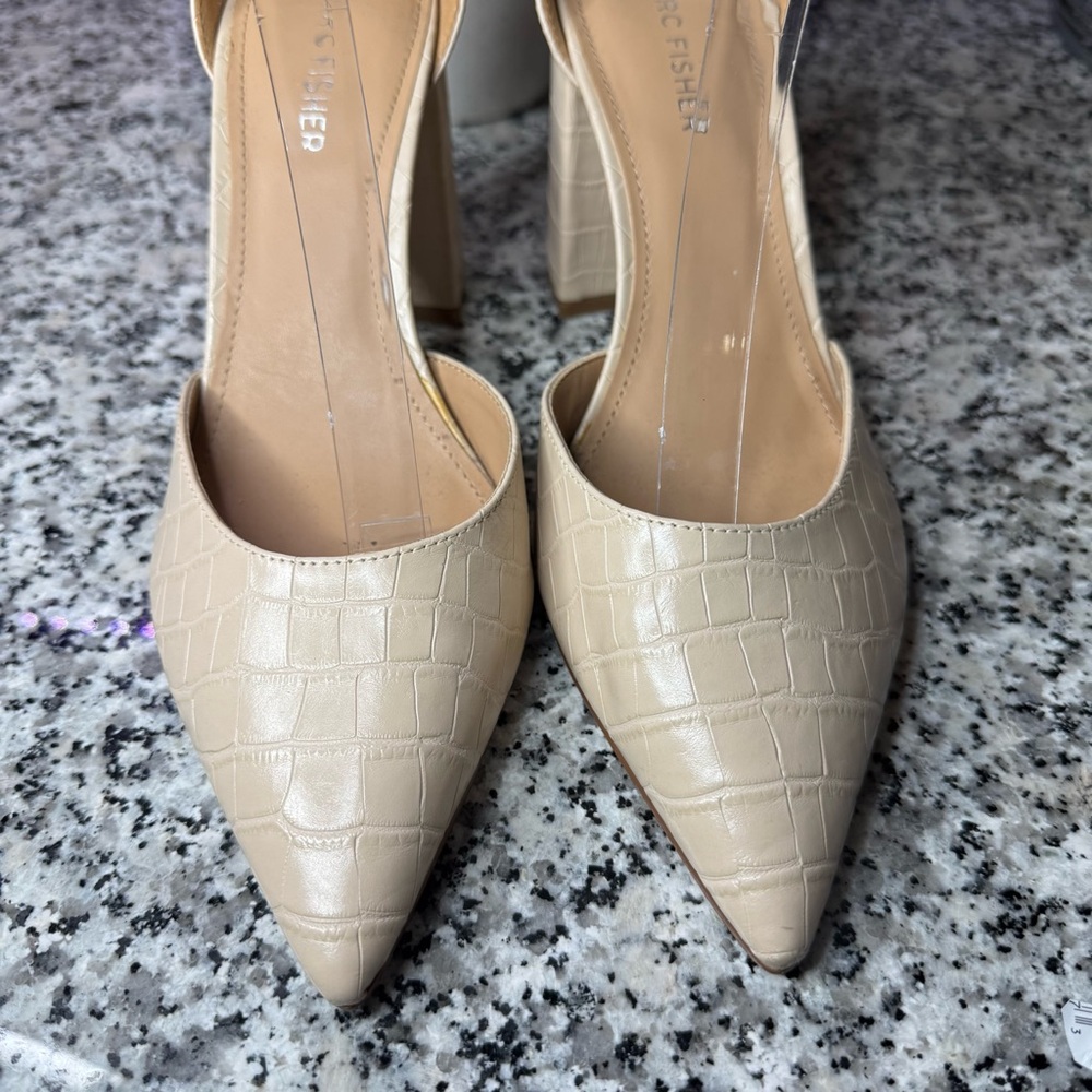 Marc Fisher EUC Gilson Faux Croc Leather Elegant Cream Block Heel Pumps Size 9 - Picture 6 of 10